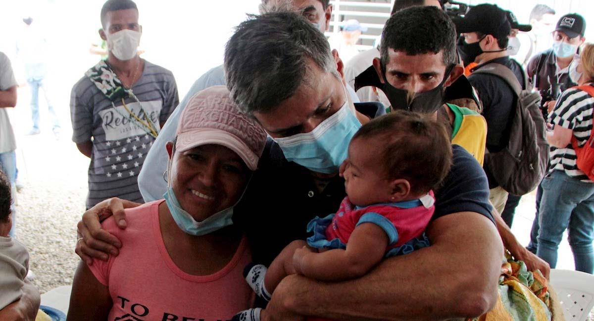 El líder opositor, Leopoldo López, comparte con migrantes venezolanos en Cúcuta. Foto: EFE