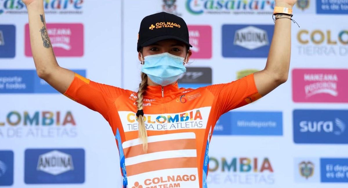 Lina Marcela Hernández es la primer líder del Tour Femenino. Foto: Twitter @fedeciclismocol