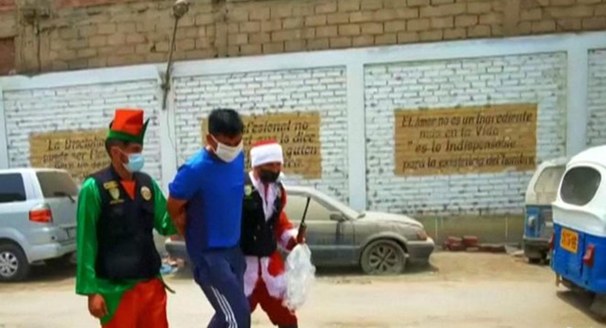 Disfrazados de Papá Noel y uno de sus duendes, unidades de la policía peruana capturaron a traficantes de droga. Foto: Twitter @InfoSinBandera