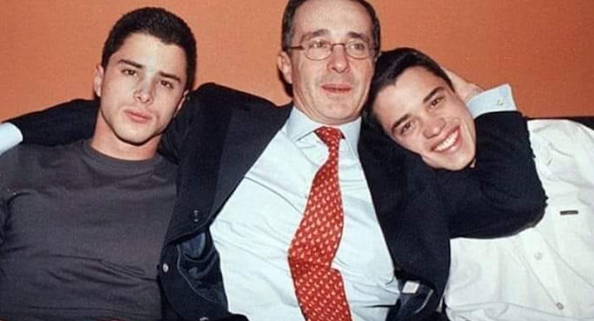 Álvaro Uribe junto a sus hijos Tomás y Jerónimo. Foto: Facebook Publinoticias Carmen de Atrato
