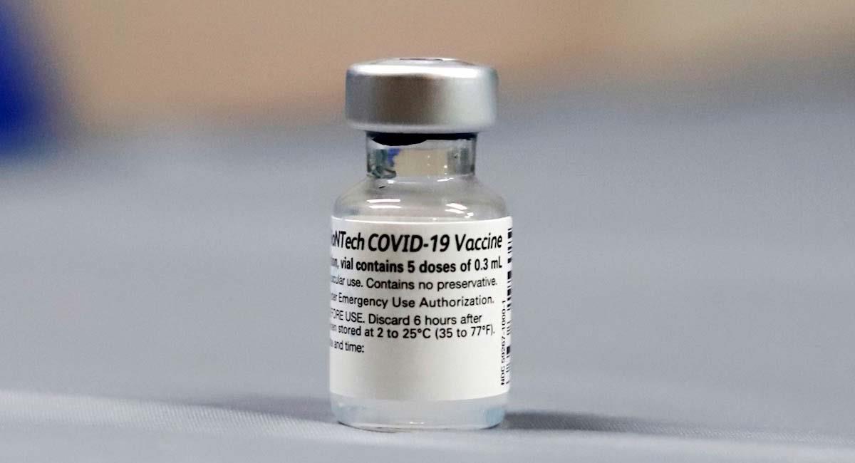 Vista de un envase de la vacuna de los laboratorios Pfizer/BioNTech contra la COVID19. Foto: EFE