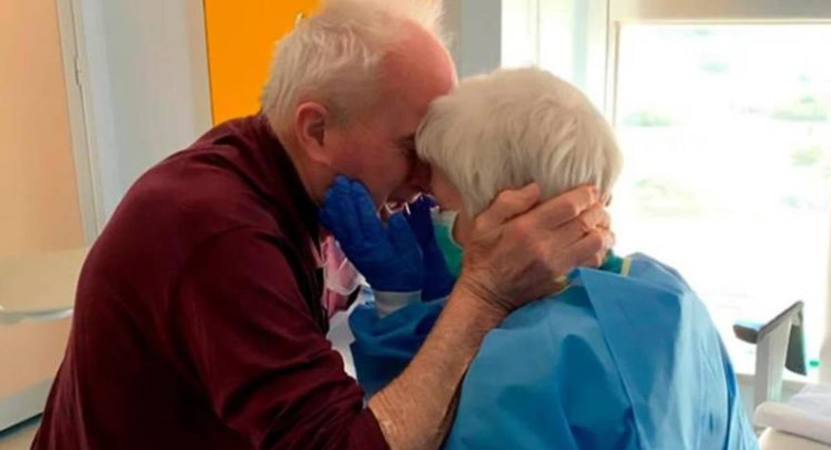 Una pareja de ancianos se despiden luego de que uno de ellos ha sido internado para tratamiento de Covid-19. Foto: Facebook Noti7