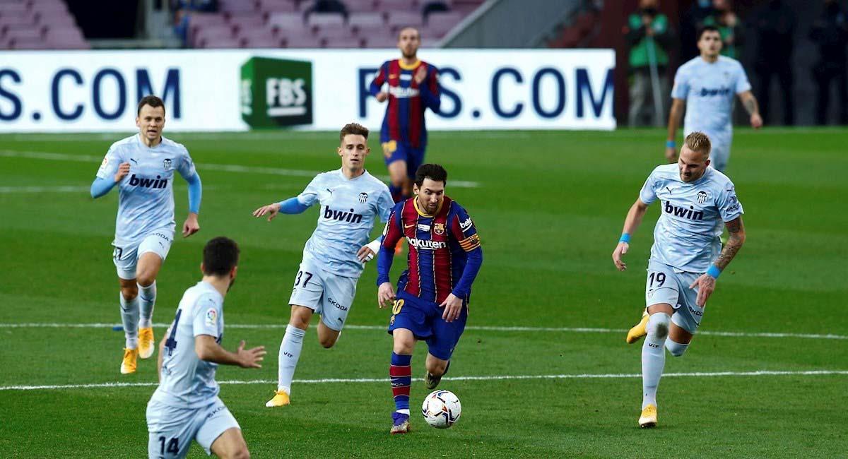Messi lucha un balón en el partido contra Valencia que finalizó 2-2 por la Liga de España. Foto: EFE