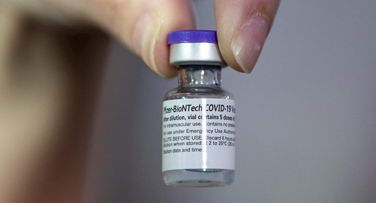 Vista de cerca una dosis de la vacuna de Pfizer. Foto: EFE