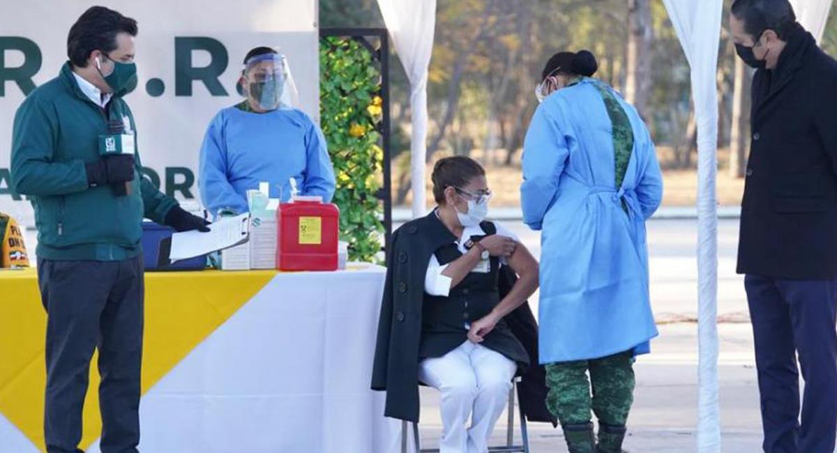 Una jefa de enfermería fue la primera mujer mexicana en recibir la vacuna contra el Covid-19 de Pfizer. Foto: Twitter LaRazón_mx