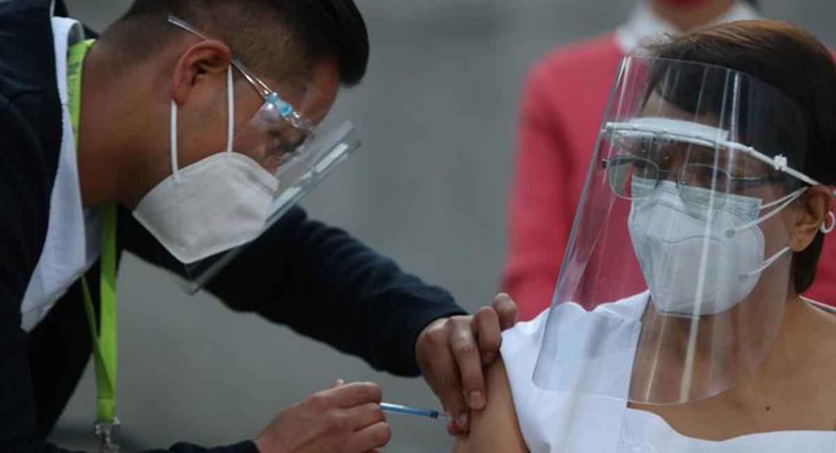 La enfermera María Irene Ramírez es la primera mujer en México y en Latinoamérica en recibir la vacuna contra el Covid-19. Foto: Twitter @sdpnoticias
