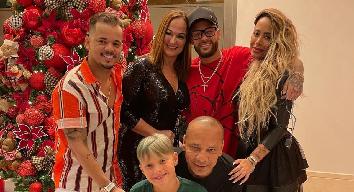 Neymar con su familia festejando la Navidad... el problema llegó después. Foto: Instagram @neymarjr