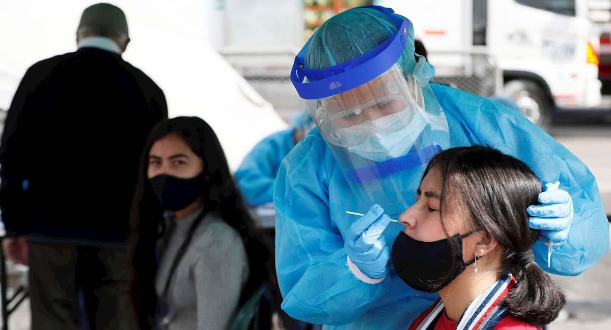 Personal sanitario realiza pruebas de COVID19 en la plaza de mercado Corabastos en Bogotá. Foto: EFE