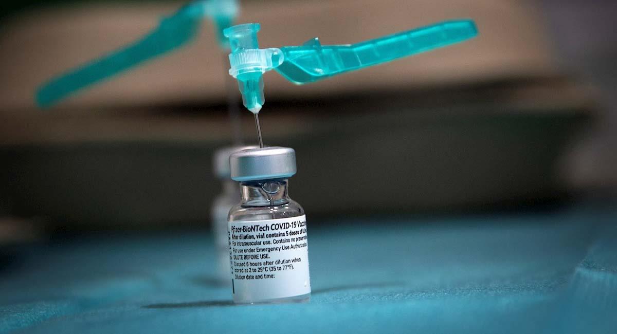 El enfermero fue inoculado con la vacuna de Pfizer y BioNTech. Foto: EFE