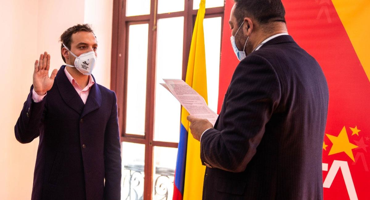 Luis Ernesto Gómez, tomó juramento como alcalde encargado de Bogotá. Foto: Twitter @AlcaldíaBogotá