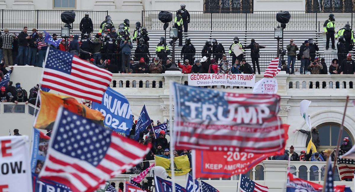 Seguidores de Trump se enfrentan a la policía en Washington. Foto: EFE