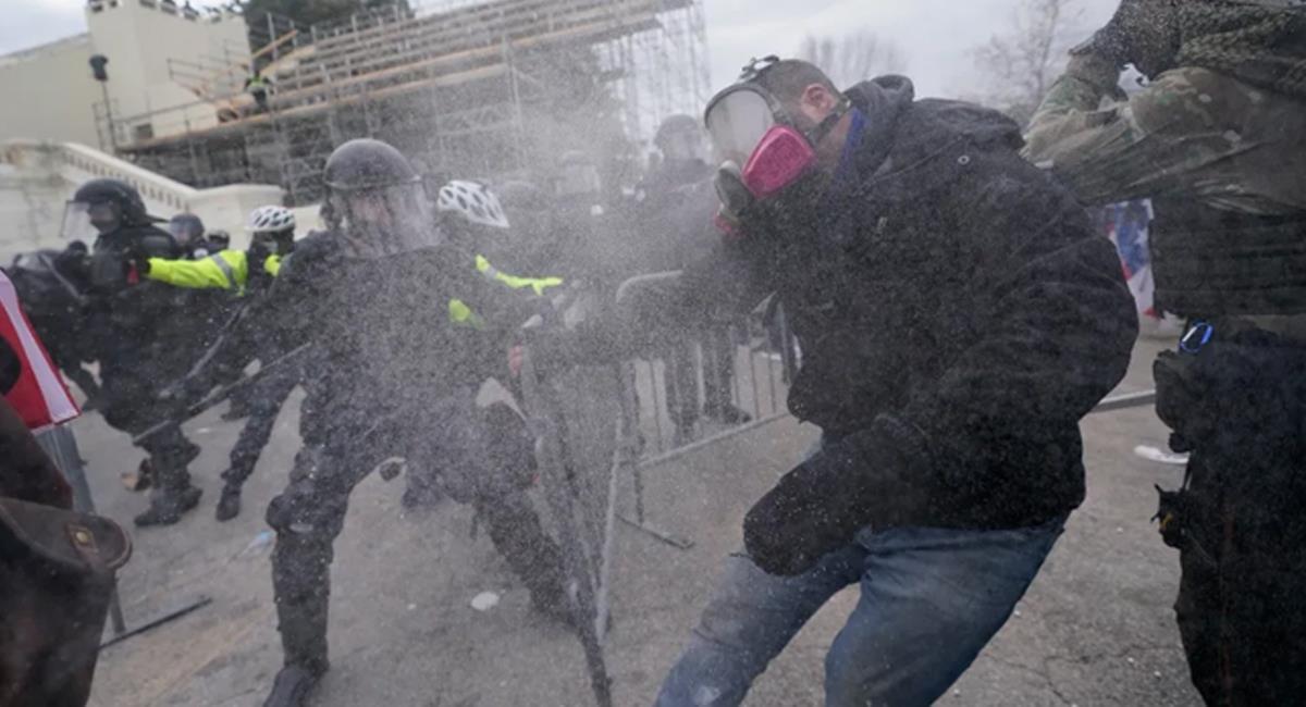 Gases lacrimógenos y enfrentamientos de seguidores de Donald Trump con la policía se vivieron en las calles de Washington. Foto: Twitter @SinEmbargoMX