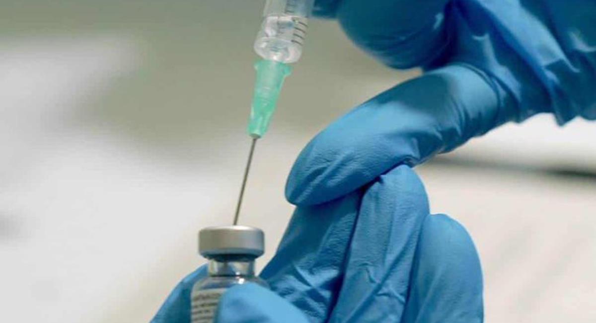 La vacunación contra el Covid-19 con el biológico de Pfizer-BioNtech se desarrolla en varios países del mundo. Foto: Twitter @PJOnline_News