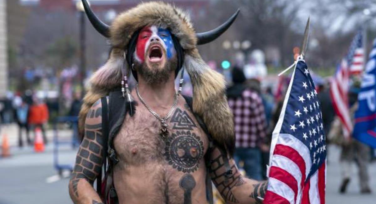 Q-Shaman luce cuernos de búfalo y tatuajes nórdicos asociados con simpatizantes del fascismo. Foto: Twitter @GrimKim