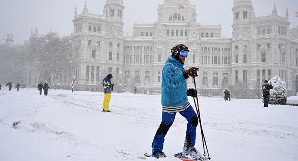 Fue tan fuerte la nevada en Madrid que algunos aprovecharon para transitar las calles con su equipo de esquí. Foto: Twitter @Teleprensa33