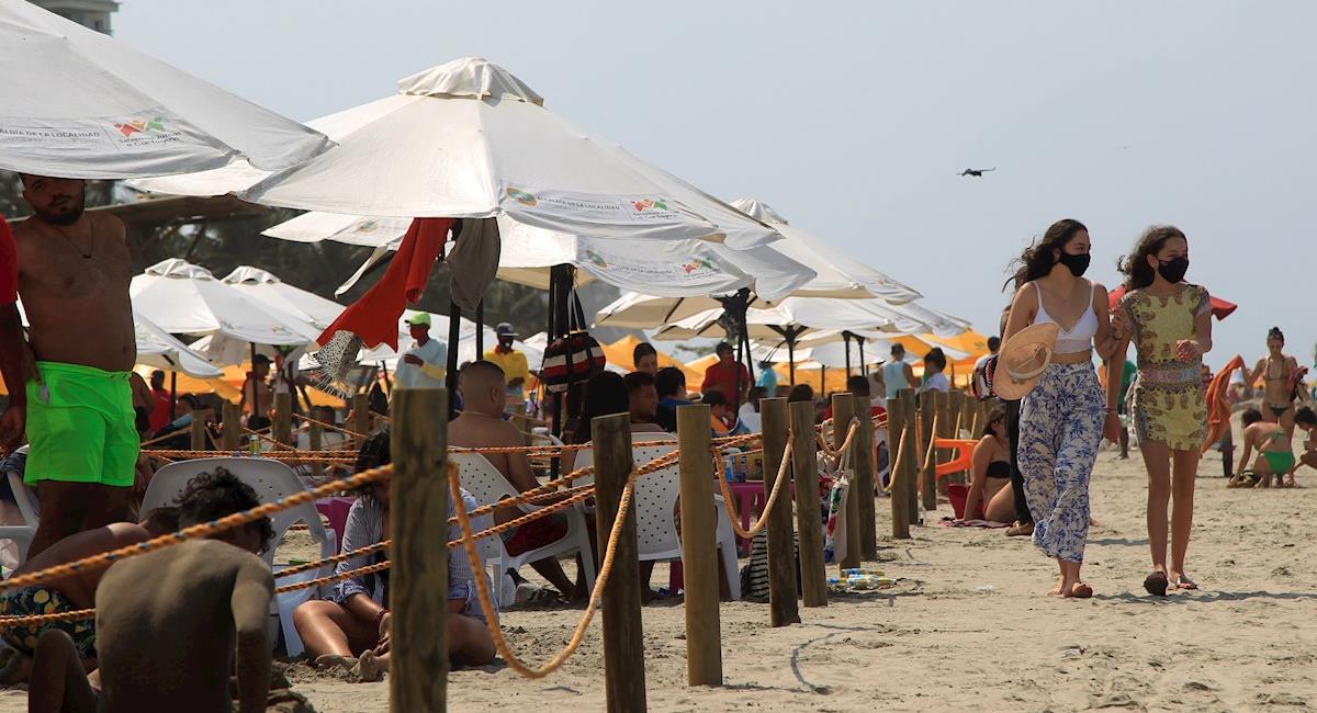Cartagena continúa con sus playas abiertas durante la segunda ola de la pandemia. Foto: EFE