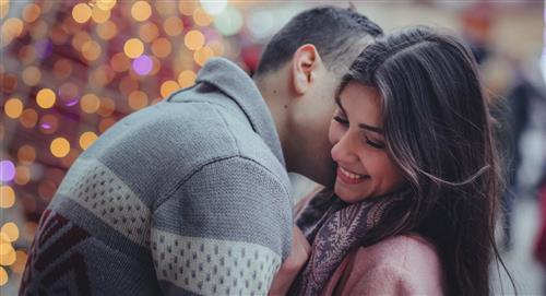 11 señales para descubrir que una mujer está profundamente enamorada