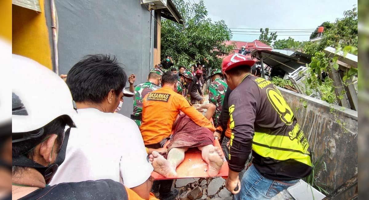 Cuerpos de rescate auxilian a un herido en medio de los destrozos en Indonesia. Foto: EFE