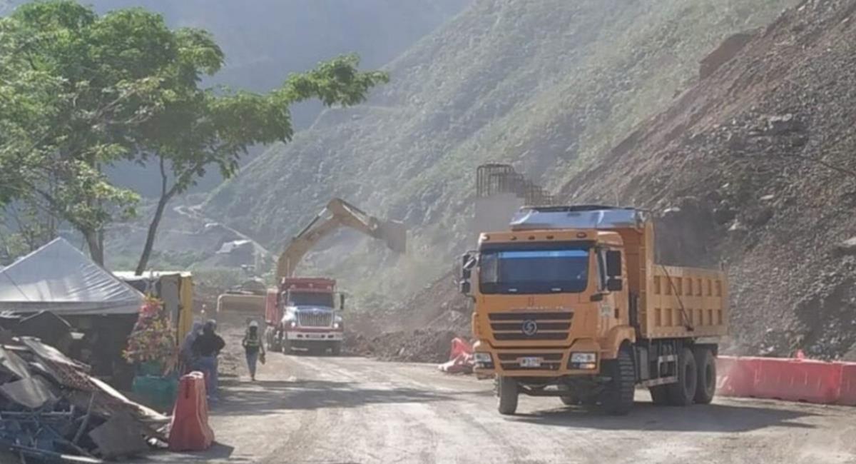 La vía Medellín-Urabá quedó habilitada a un solo carril, mientras continúan trabajos de remoción. Foto: Twitter @AutopistasUraba