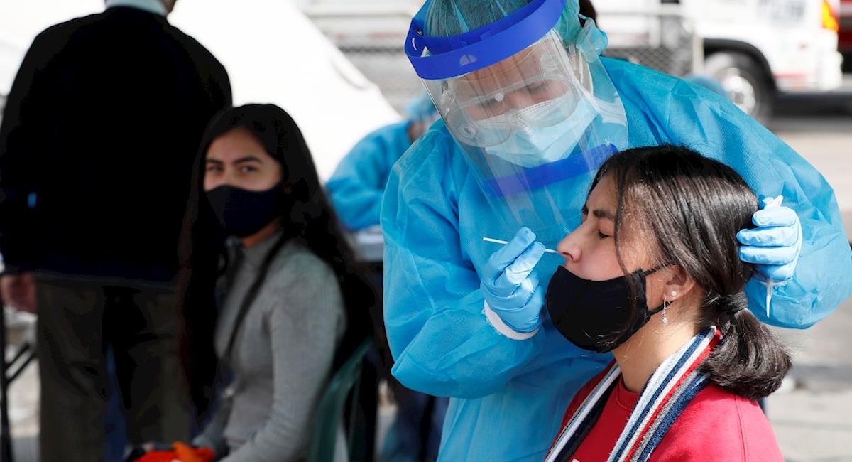 Personal sanitario realiza pruebas de covid-19 en la plaza de mercado Corabastos en Bogotá. Foto: EFE