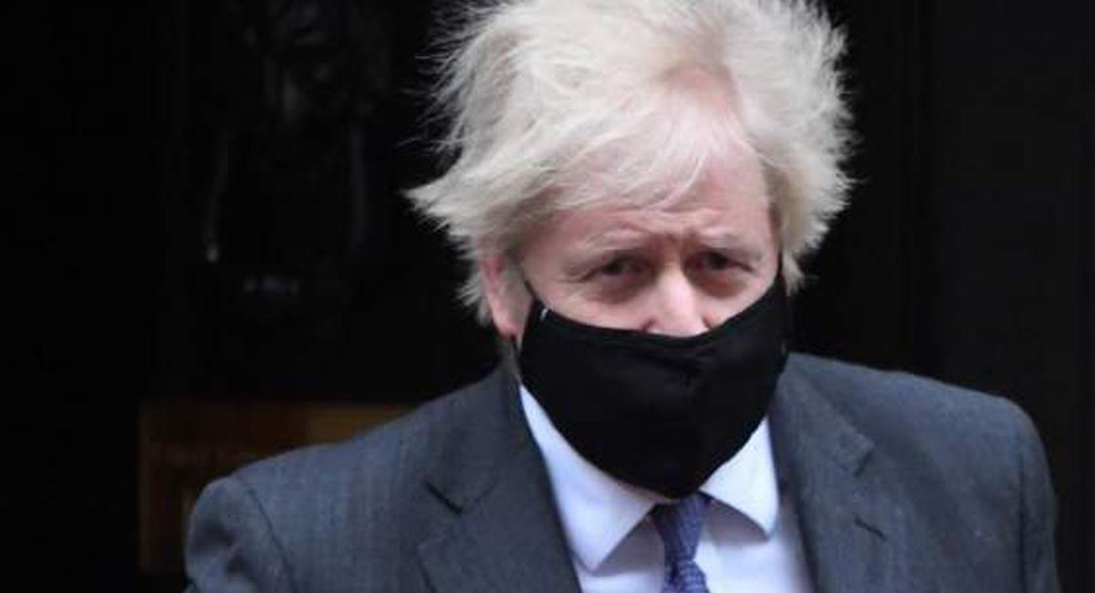 El primer ministro británico Boris Johnson sugiere que la cepa del Covid-19 hallada en su territorio puede ser más letal. Foto: Twitter @jonlis1