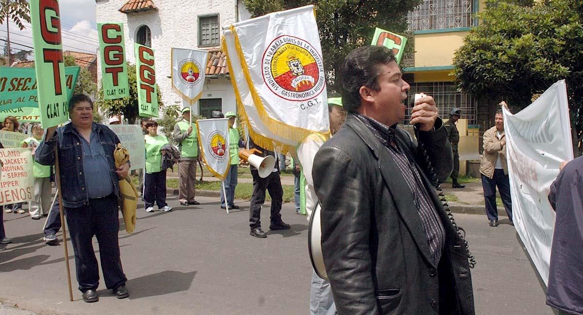Julio Roberto Gómez (d) durante una protesta en Bogotá. Foto: EFE