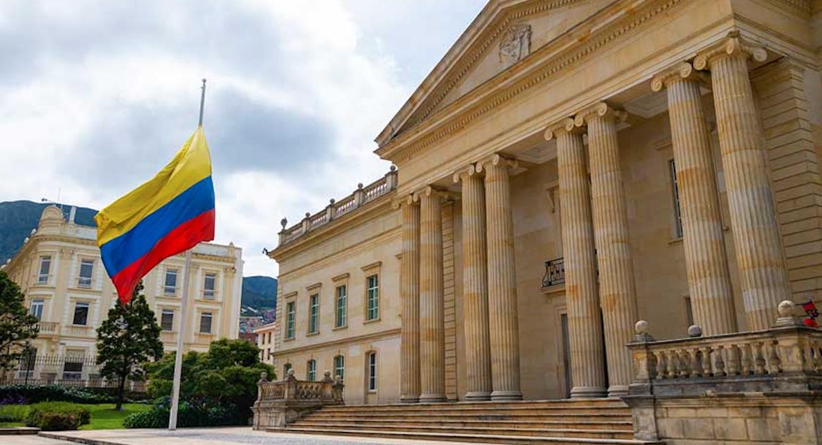 Edificios gubernamentales izarán bandera a media asta en honor a las víctimas. Foto: Presidencia de Colombia