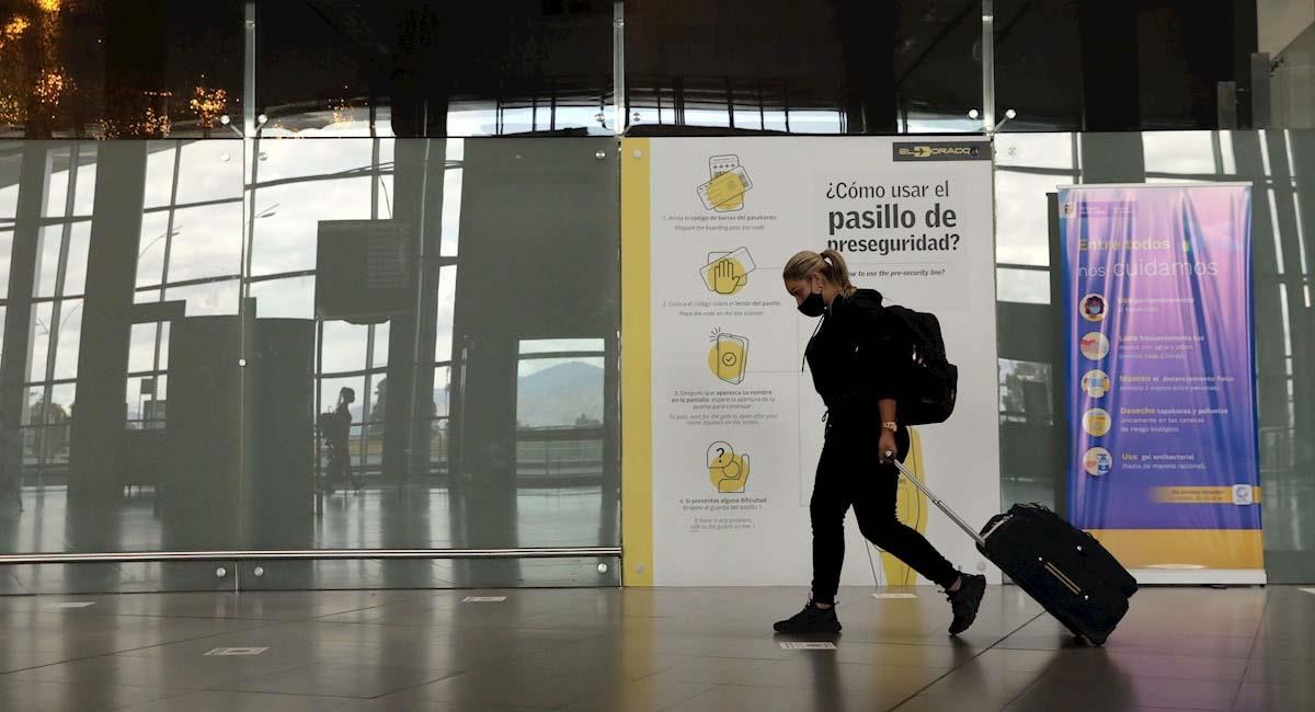 Pasajera pasan el filtro de Migración Colombia en el Aeropuerto El Dorado. Foto: EFE