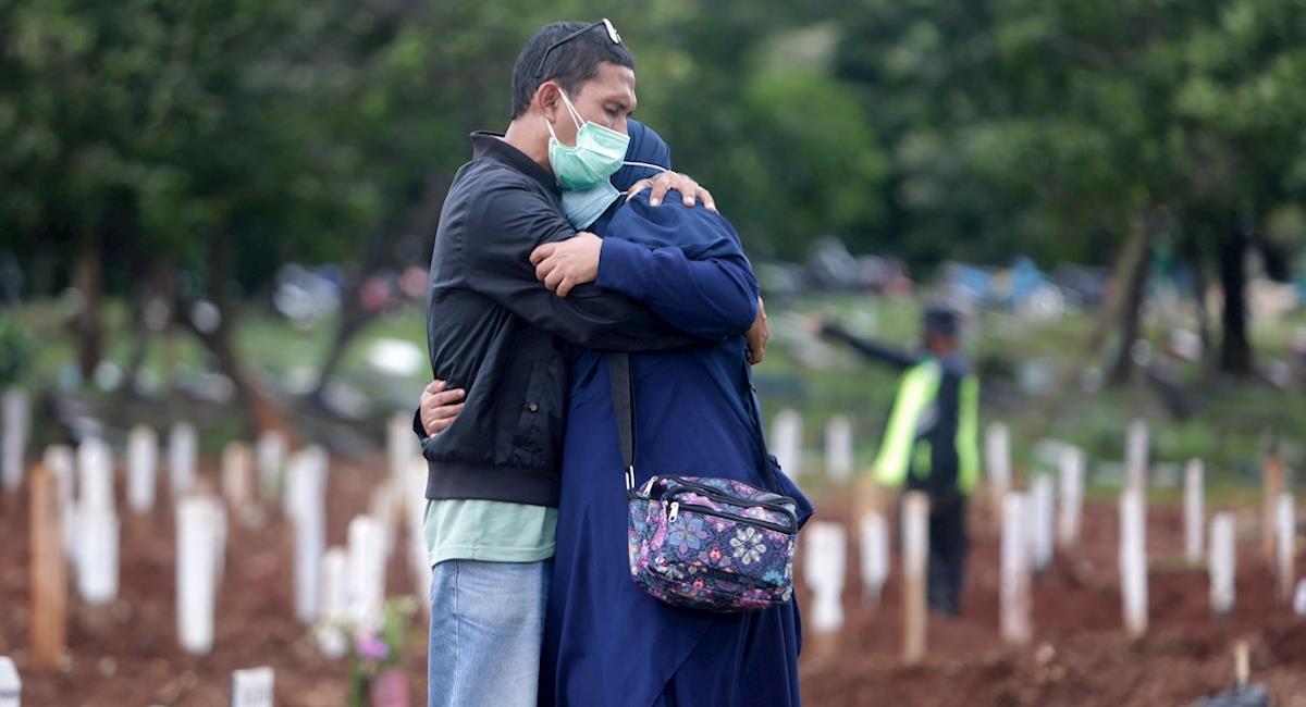 Personas en Yakarta lamentan el fallecimiento de familiares. Foto: EFE