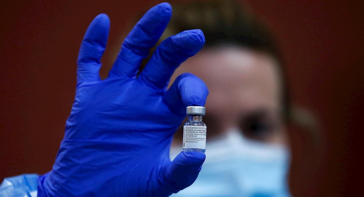 Personal sanitario sostiene una dosis de la vacuna de Pfizer. Foto: EFE
