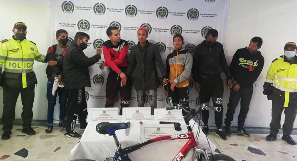 7 hombres de nacionalidad venezolana fueron capturados por pertenecer a una banda dedicada a robar bicicletas. Foto: Twitter @PoliciaBogota