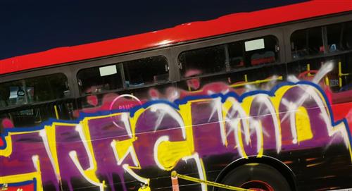 Vandalizado con grafitis un bus nuevo de Transmilenio