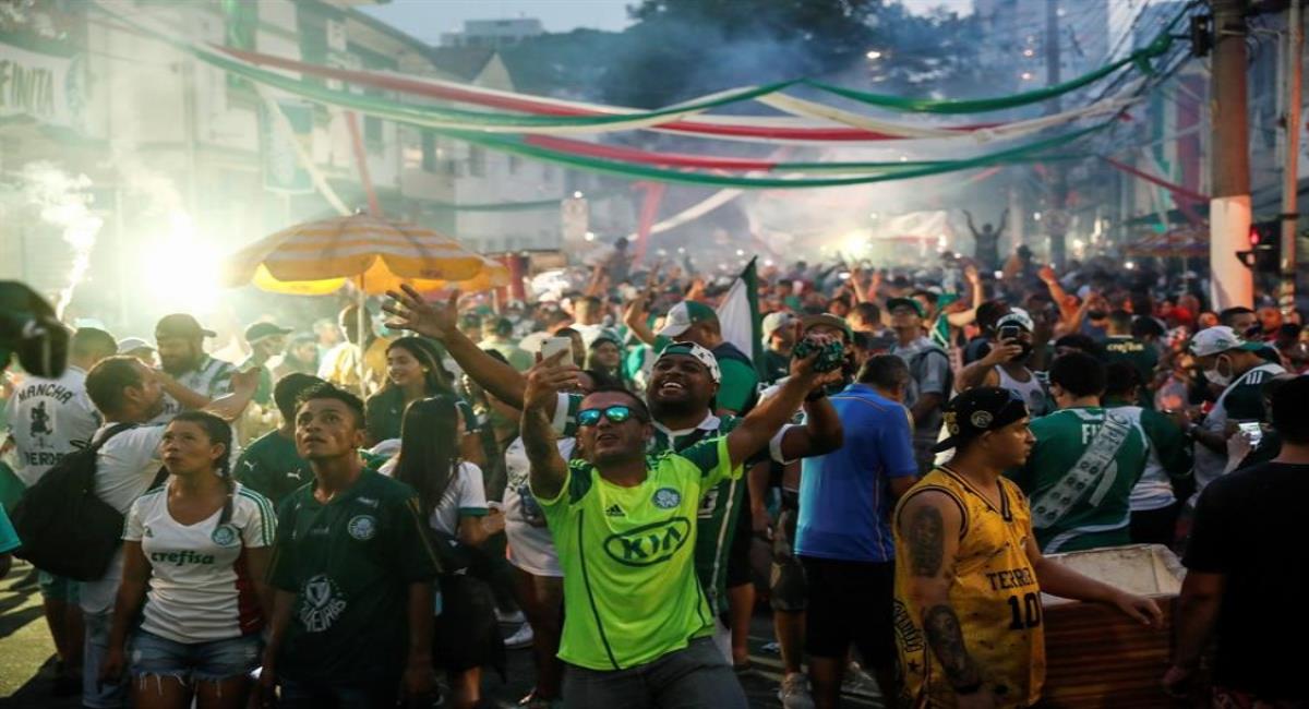 Hinchas de Palmeiras celebran en las calles. Foto: EFE