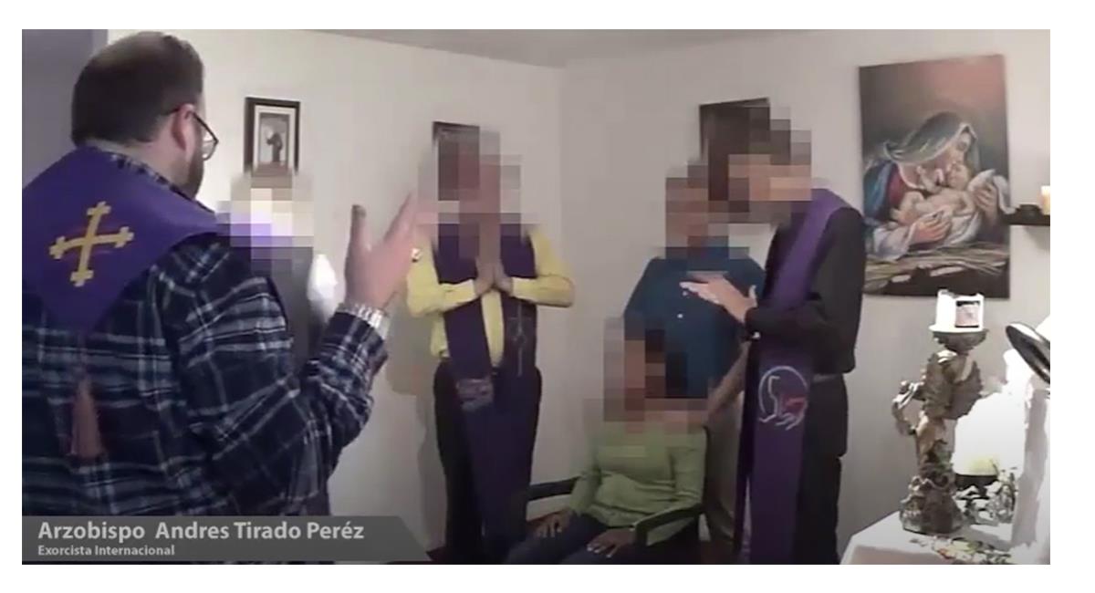 Los exorcismos son realizados en una oficina especial del padre Tirado. Foto: Youtube