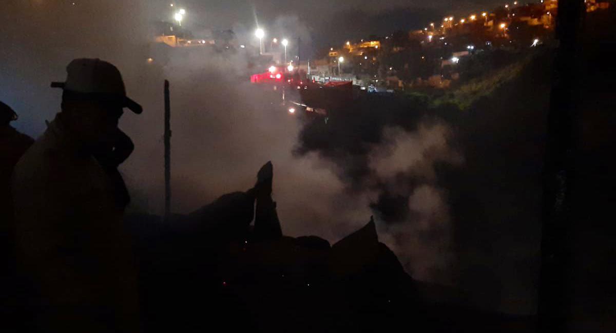 Bomberos de Soacha y varias estaciones de Bogotá ayudaron a sofocar un voraz incendio en Ciudad Bolívar en la noche de ayer. Foto: Twitter @IDIGER