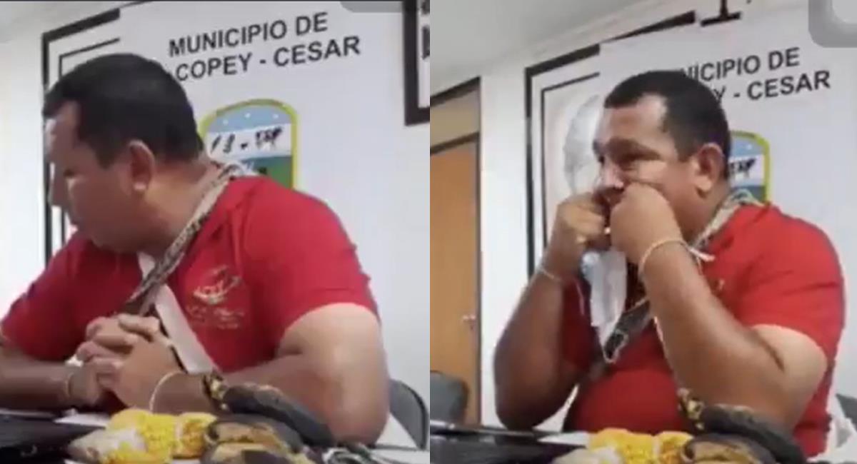 El alcalde de El Copey, Cesar, no tuvo problemas para limpiar sus dientes con su tapabocas a falta de seda dental. Foto: Twitter @RedMasNoticias