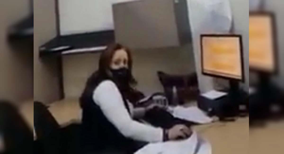 Captura de video de la escena en que la mujer rechazó el ingreso del detenido. Foto: Twitter