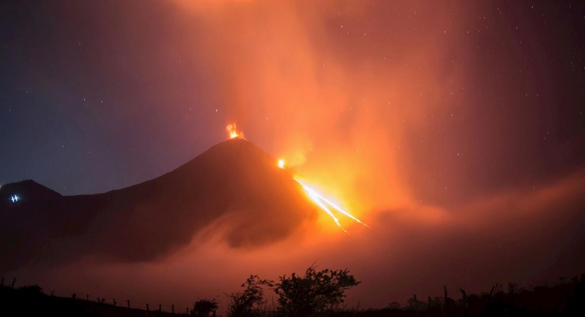 Río de lava provocado por el volcán Pacaya. Foto: EFE