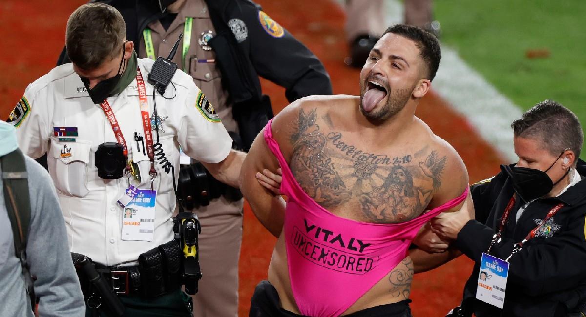 Yuri Andrade fue la persona que ingresó al campo de juego del Super Bowl. Foto: EFE