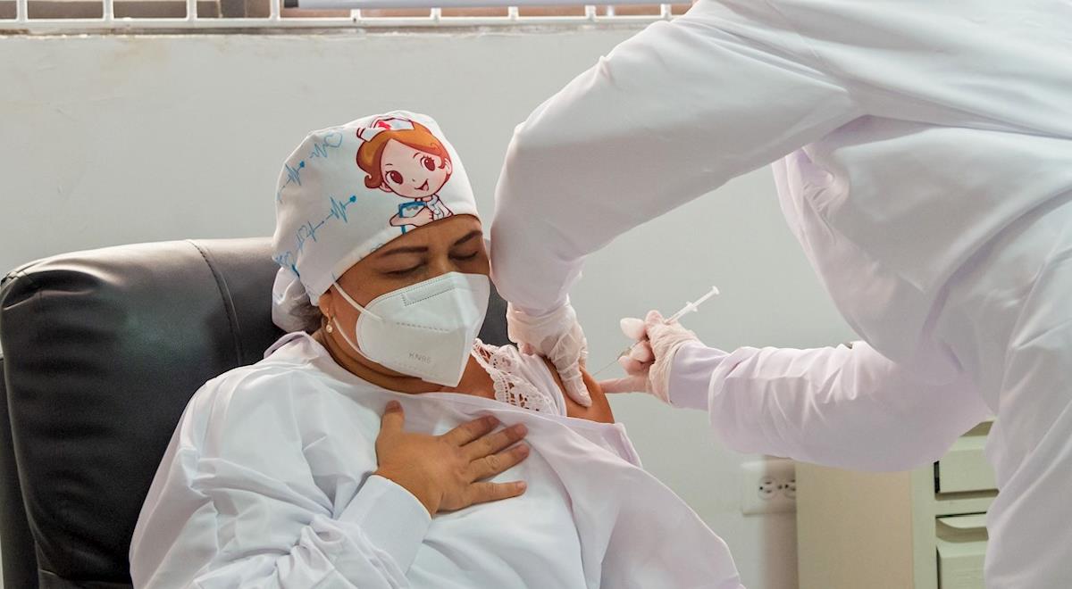 Enfermera de Sincelejo recibe la primera vacuna en Colombia. Foto: EFE