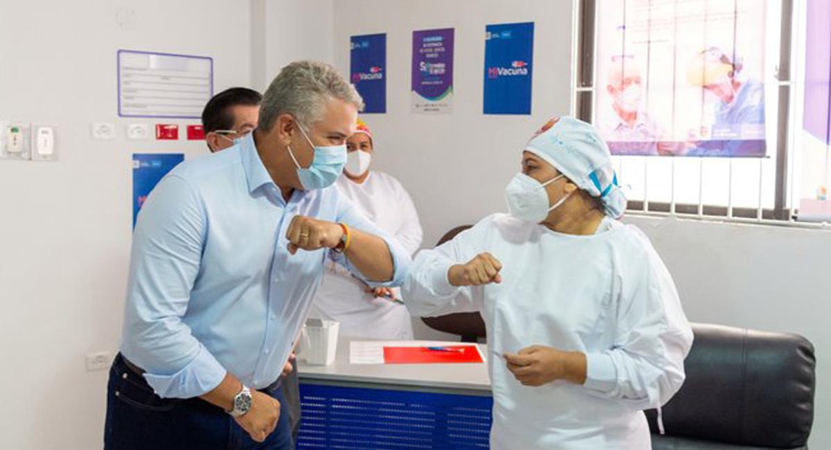 Verónica Machado e Iván Duque se saludan en momentos en que ella se convertía en la primera persona vacunada contra la COVID-19 en Colombia. Foto: Twitter @ProNewsViews