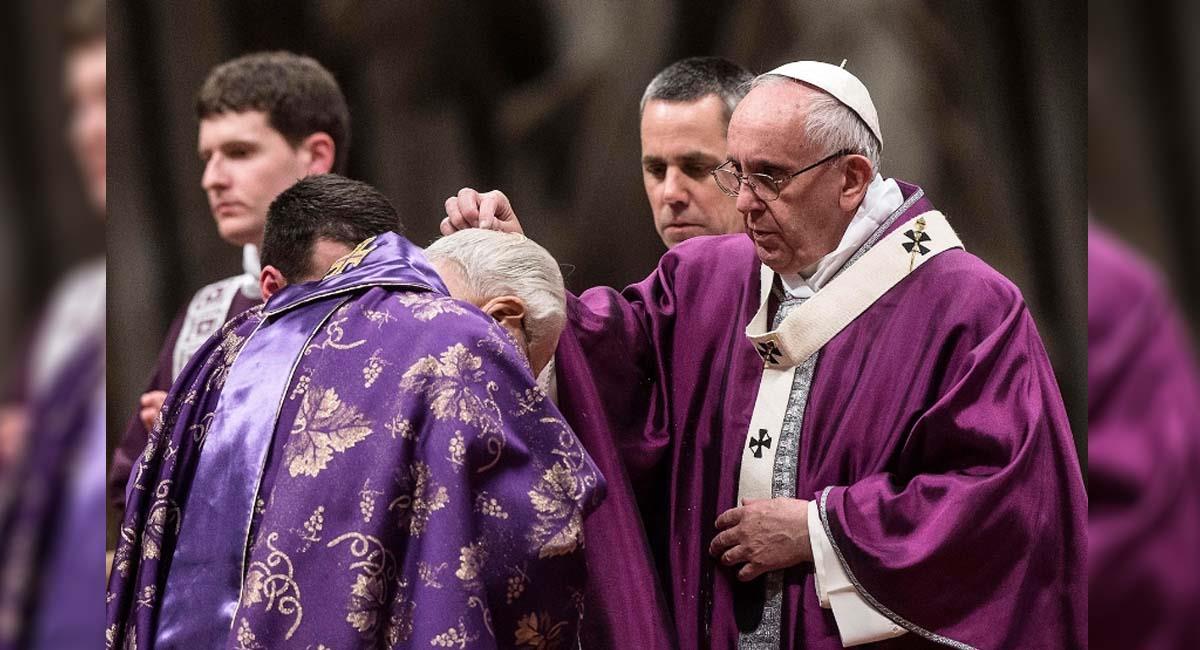 Papa Francisco deja caer la ceniza sobre uno de sus colaboradores. Foto: Twitter / @RadioMariaSpain