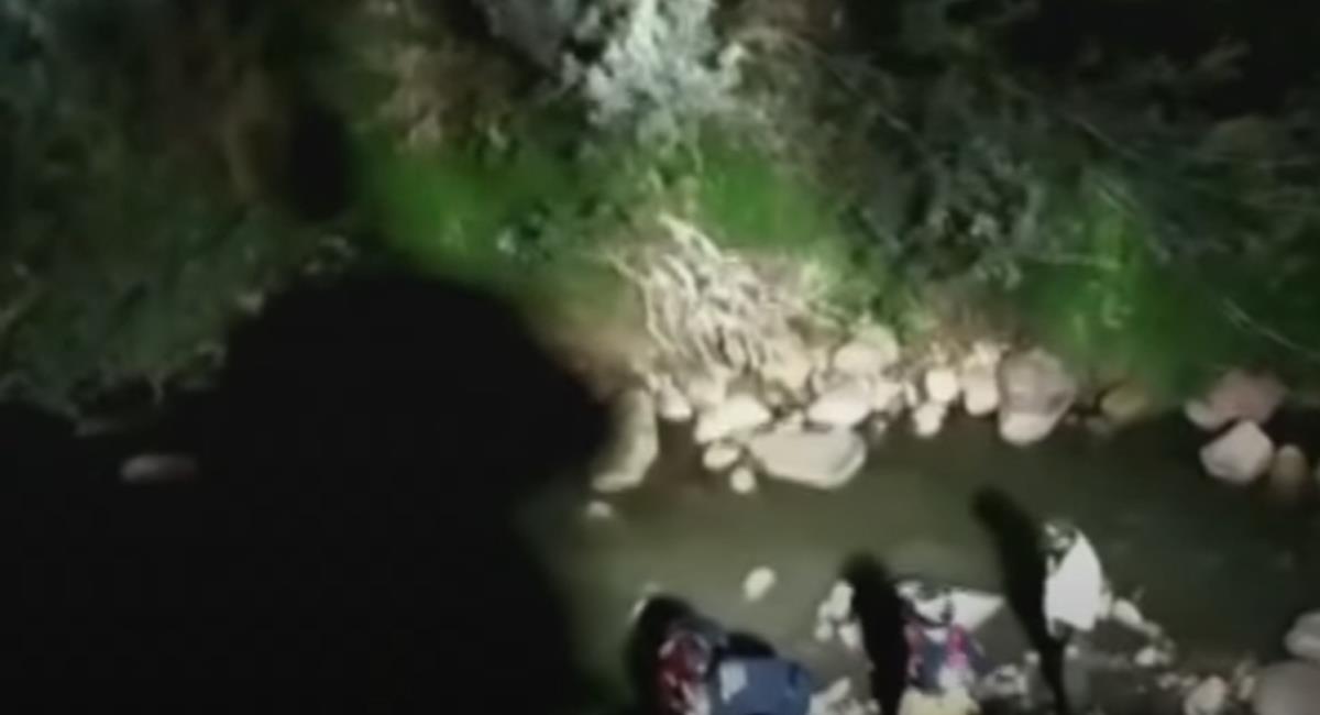 Bomberos y organismos de socorro rescataron de las aguas del río Fucha a un delincuente en el sur oriente de Bogotá. Foto: Captura de video