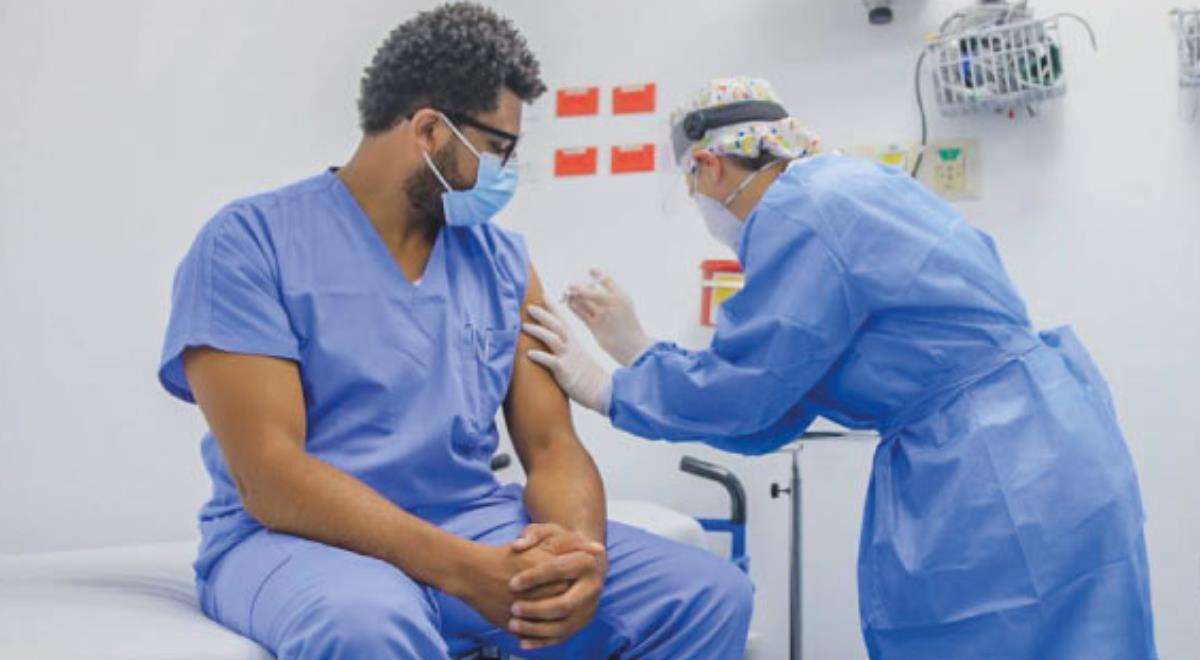 La primera dosis de la vacuna fue aplicada en Zipaquirá. Foto: Ministerio de Salud
