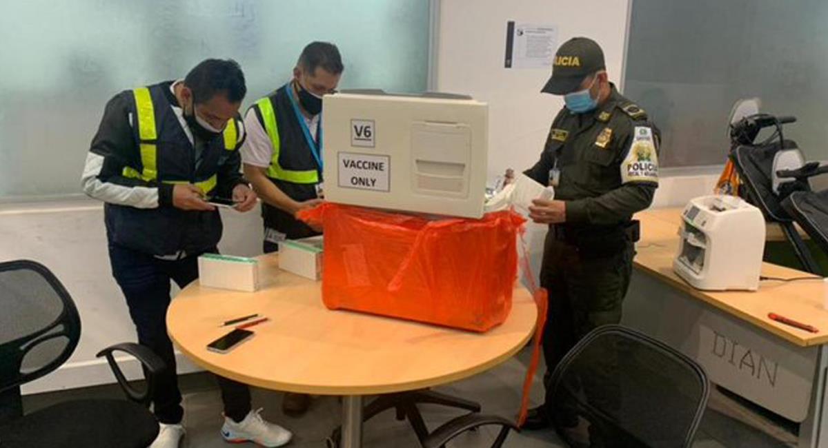En un vuelo proveniente de los Emiratos Árabes se incautaron 70 dosis de vacunas contra la COVID-19 de fabricación china en Bogotá. Foto: Twitter @JuliRendonPro