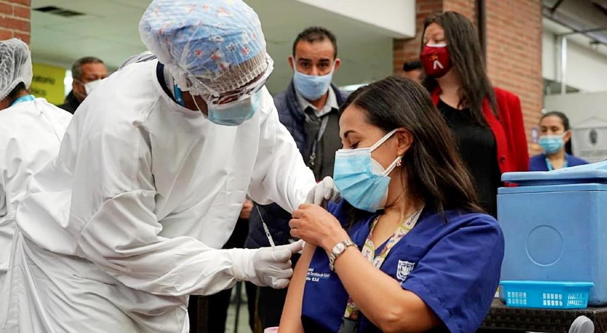 Personal médico de primera línea fueron vacunados en la capital. Foto: Alcaldía de Bogotá