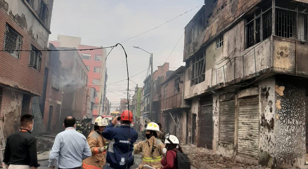 Incendio en el barrio el Quiroga en Bogotá. Foto: Twitter @rafaeluribeu