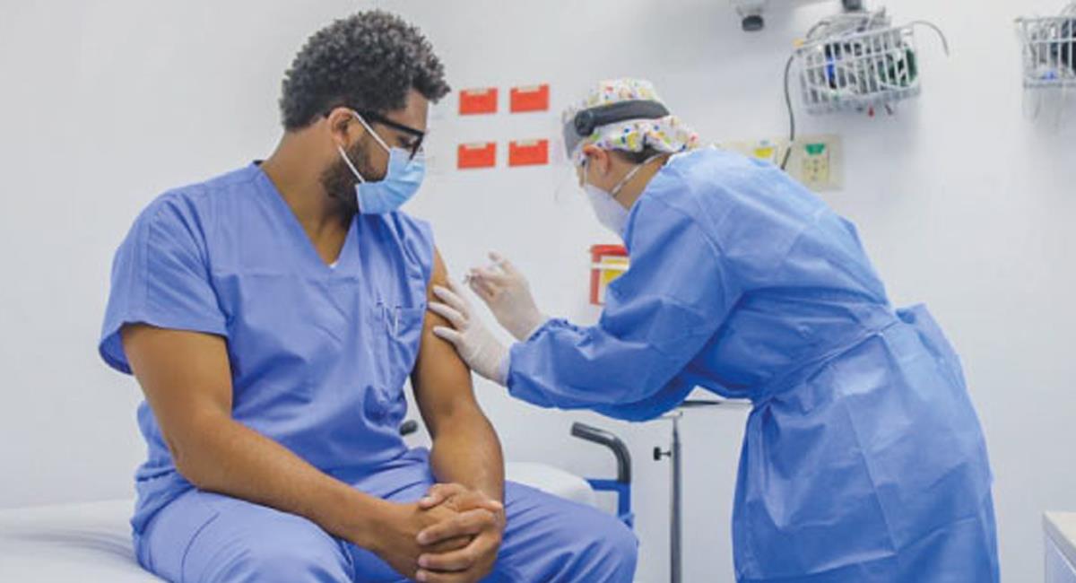 La vacunación contra la COVID-19 en Colombia se adelanta en las principales ciudades teniendo al personal de salud como prioridad. Foto: Twitter @MinSaludCol