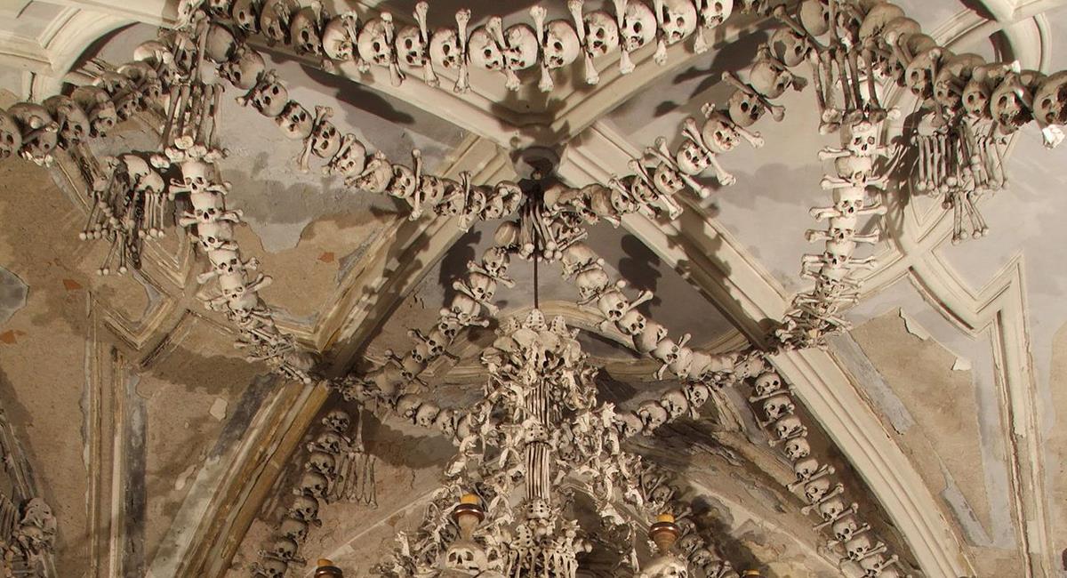 La espeluznante iglesia de Sedlec, construida con  huesos humanos