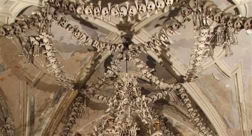 La iglesia de los Huesos de Sedlec, construida en huesos humanos de las Cruzadas y la Peste 